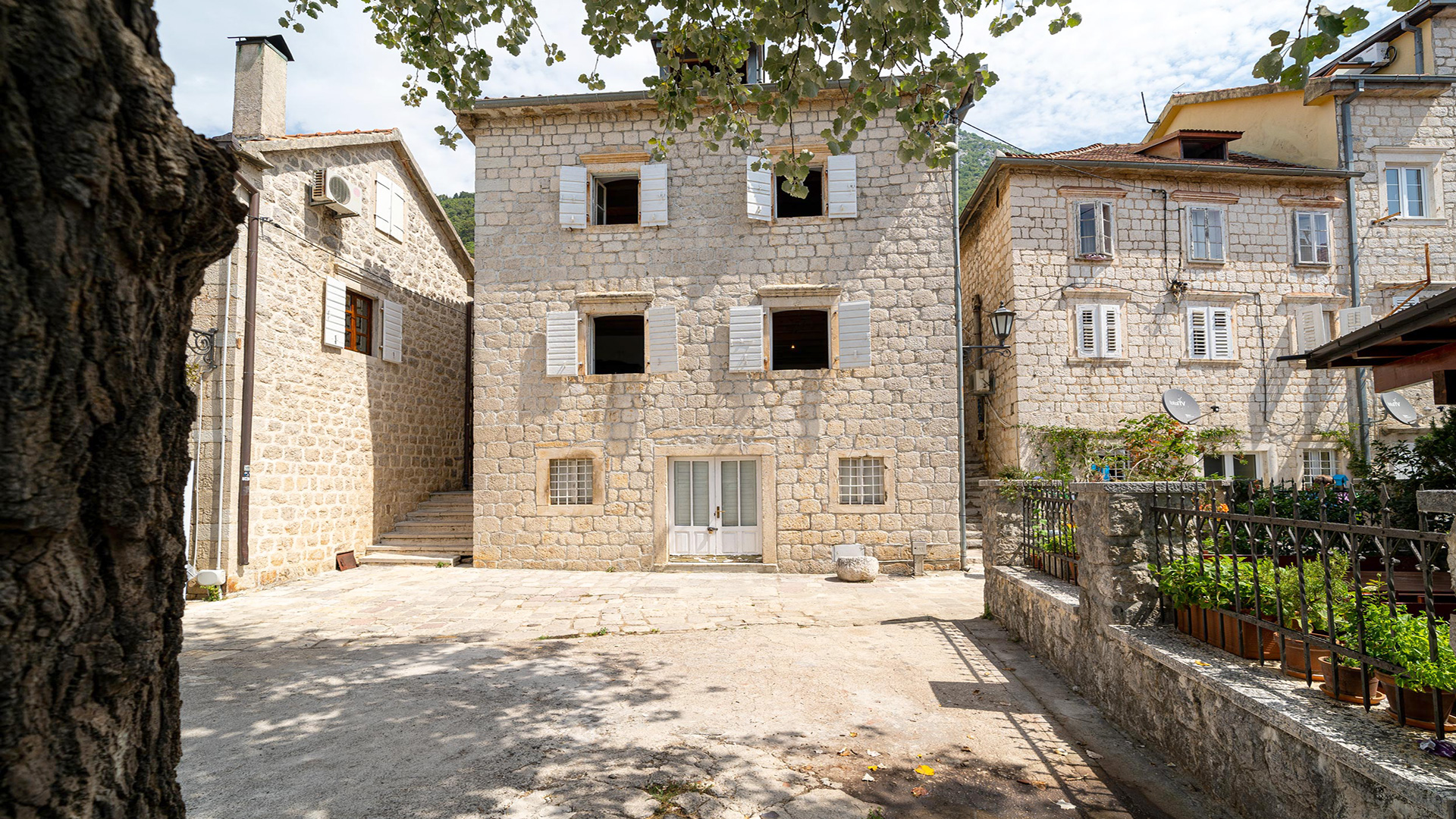 Waterfront-House-for-Sale-in-Perast-6
