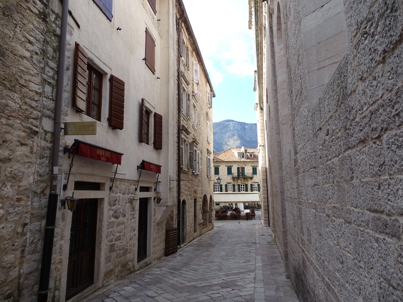 Bright Two Bedroom Apartment In Kotor Old Town (17)