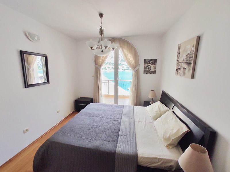 Apartment With Sea View In Kotor Bay (14)