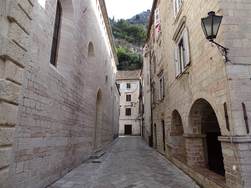 Bright Two Bedroom Apartment In Kotor Old Town (16)