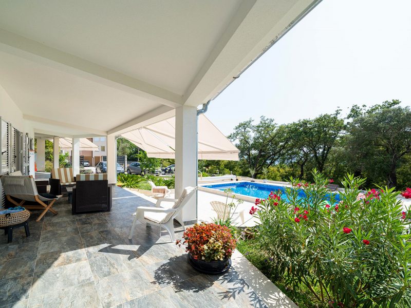 Villa-with-Swimming-Pool-for-Sale-in-Tivat_11