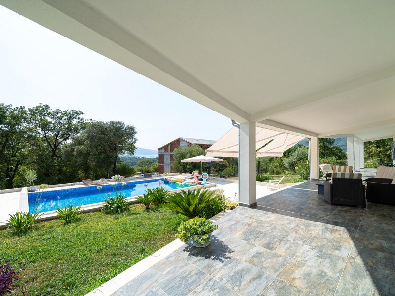 Villa-with-Swimming-Pool-for-Sale-in-Tivat_12