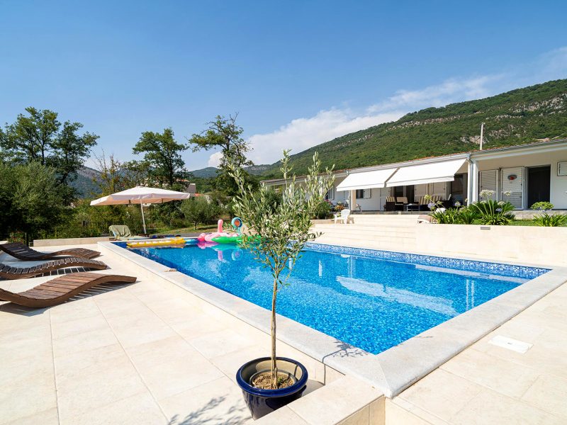Villa-with-Swimming-Pool-for-Sale-in-Tivat_7