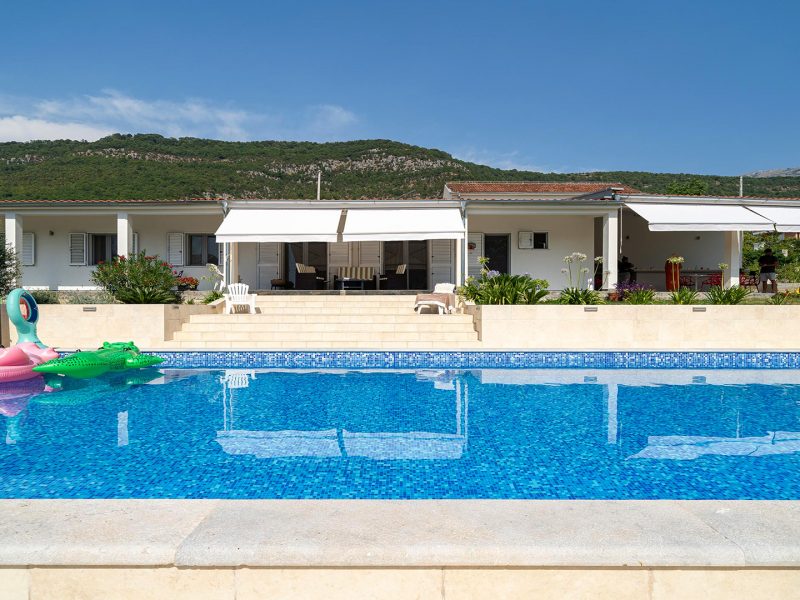 Villa-with-Swimming-Pool-for-Sale-in-Tivat_8